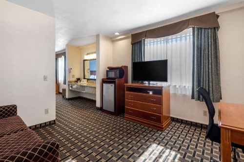 Quality Inn & Suites Huntington Beach image 22