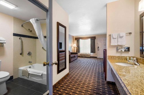 Quality Inn & Suites Huntington Beach image 27